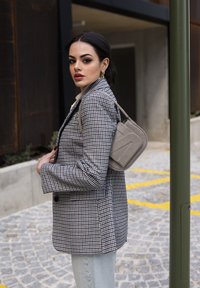 Šedý a černý houndstooth blazer, texturovaná tkanina, jednobotonový design. Béžová přes rameno taška s geometrickými akcenty a popruhem.