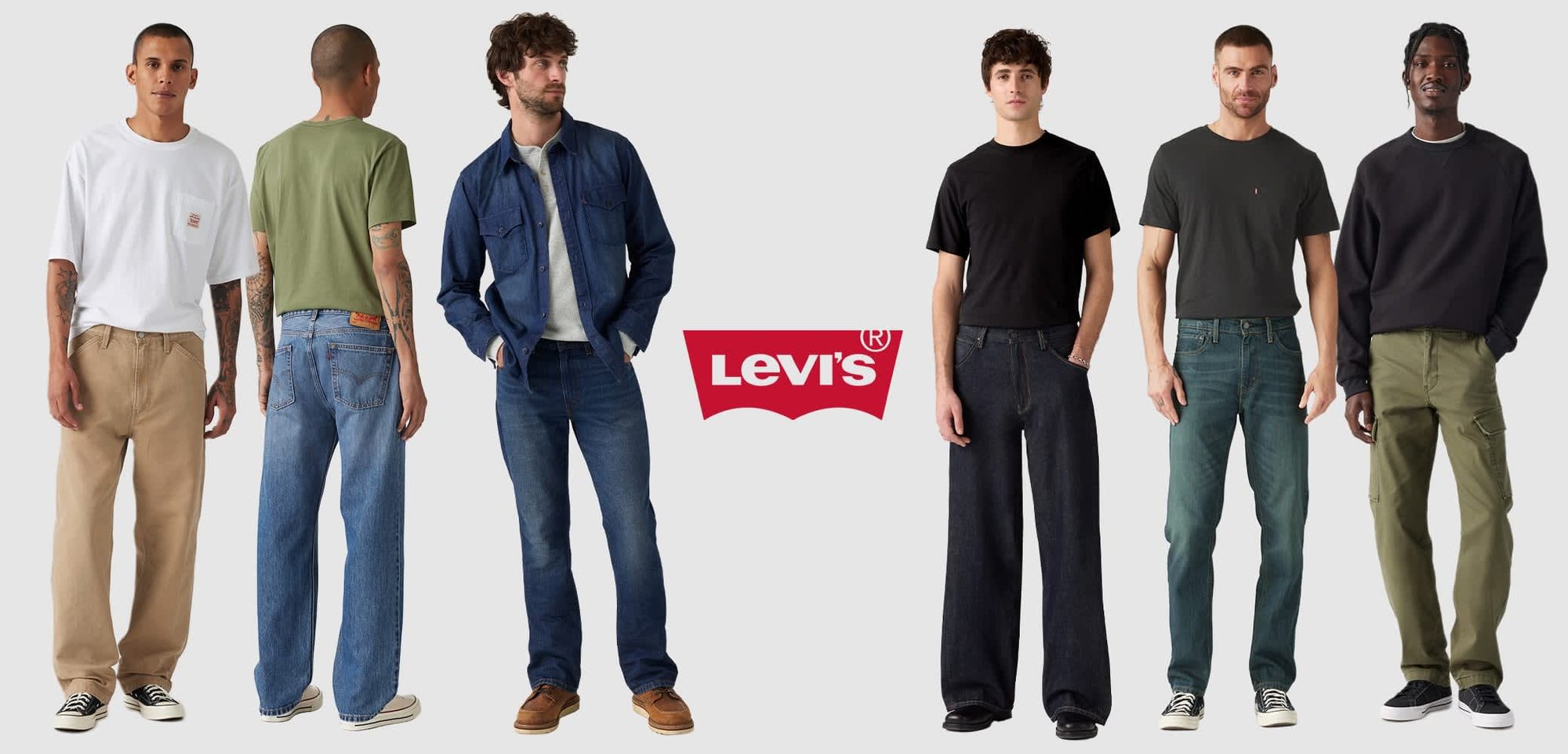Cuatro modelos masculinos presentan diversas prendas de Levi's: una camiseta blanca con bolsillo, una camiseta negra y una camiseta verde, combinadas con diferentes estilos de jeans en tonos variados.