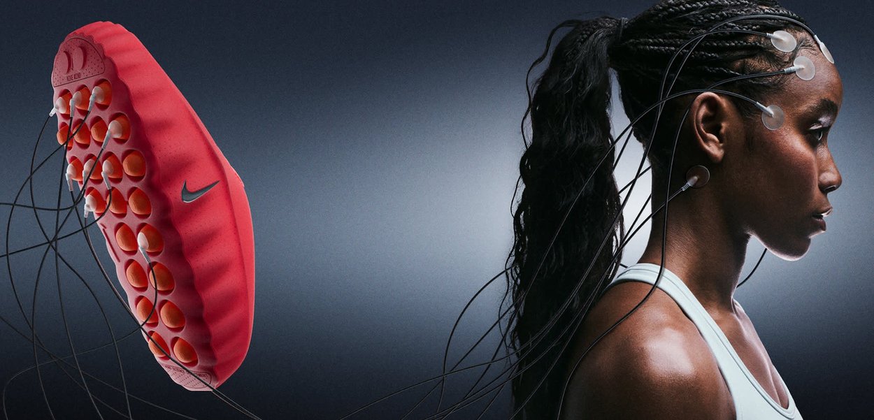 Balle de massage rouge texturée avec de nombreux points surélevés à la surface, suspendue au-dessus de la tête d'une personne sur un fond sombre.