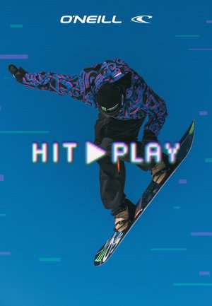 Un snowboardeur portant une veste à motifs et un pantalon noir réalise une figure en l'air sur un fond bleu avec le logo O'Neill et le texte "Hit Play".