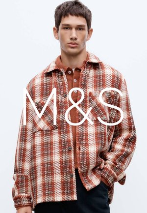 Karierte Flanellhemd in Rostrot und Creme. Mit Kragen, Knopfleiste und zwei Brusttaschen. Weicher, strukturierter Stoff.