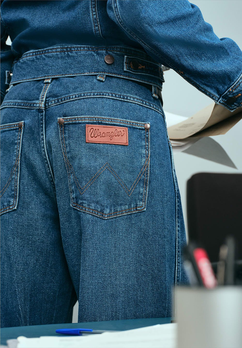 Blå denimjeans med en vintage-snitt, med et lær-Wrangler-lapp på baklommen og kontrasterende sømdetaljer.