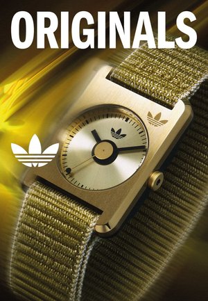 Rechteckige Uhr in Goldoptik mit silbernem Zifferblatt, schwarzen Zeigern und grünem Textilarmband. Enthält das Adidas-Logo auf dem Zifferblatt und dem Armband.