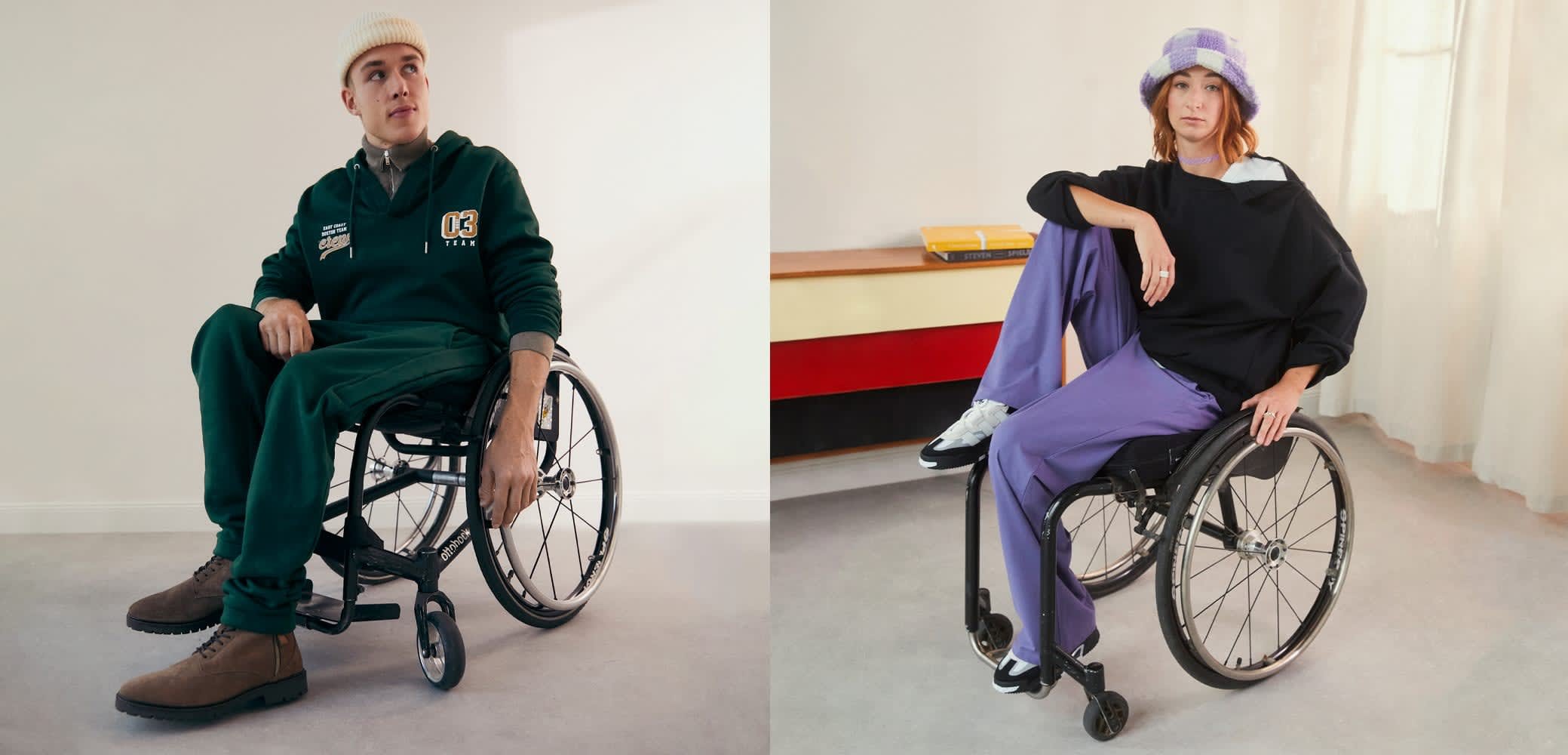 Två personer sitter i rullstolar. Den ena har på sig en grön huvtröja och bruna stövlar; den andra har lila byxor, en svart tröja och en mönstrad hatt.
