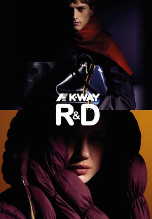 Schwarzer und blauer Rucksack aus strukturiertem Stoff, orangefarbener Schal und eine dunkle, gefütterte bordeauxrote Jacke mit auffälligen Steppdetails. K-Way-Logo sichtbar.