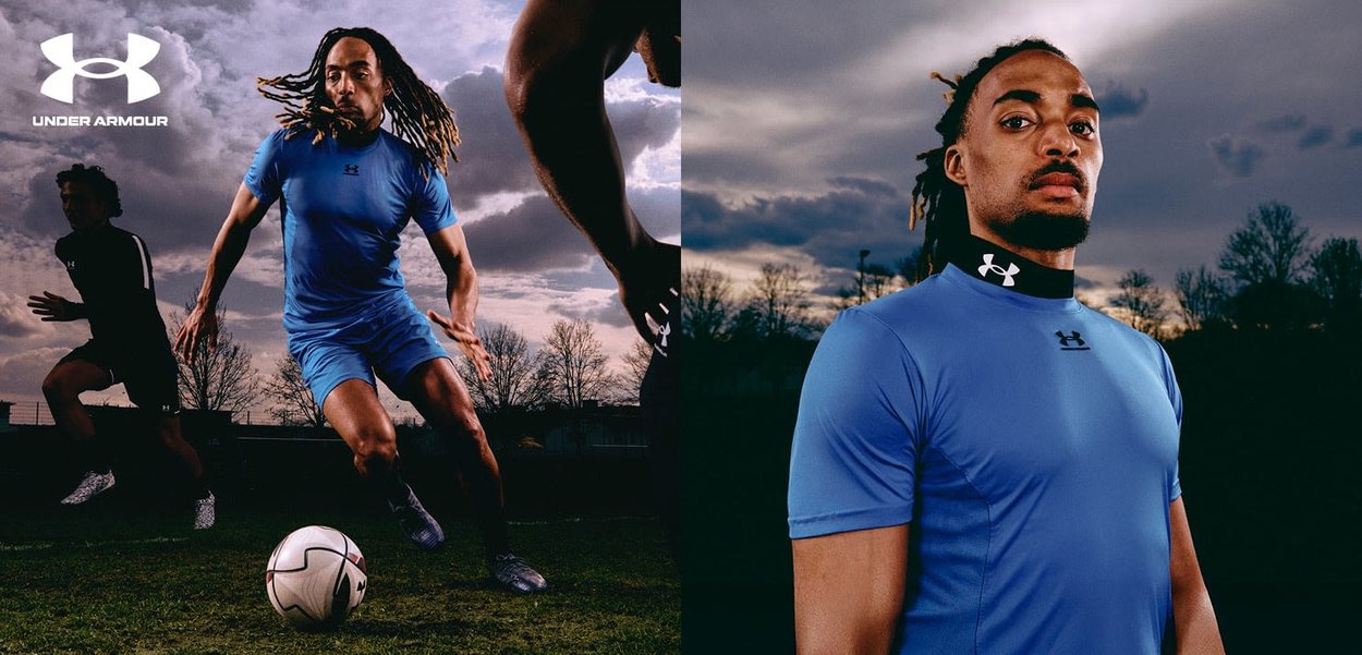 Camiseta y pantalones cortos deportivos azules, confeccionados en material sintético, con cuello alto y mangas cortas. Presenta el logo de Under Armour en el pecho.
