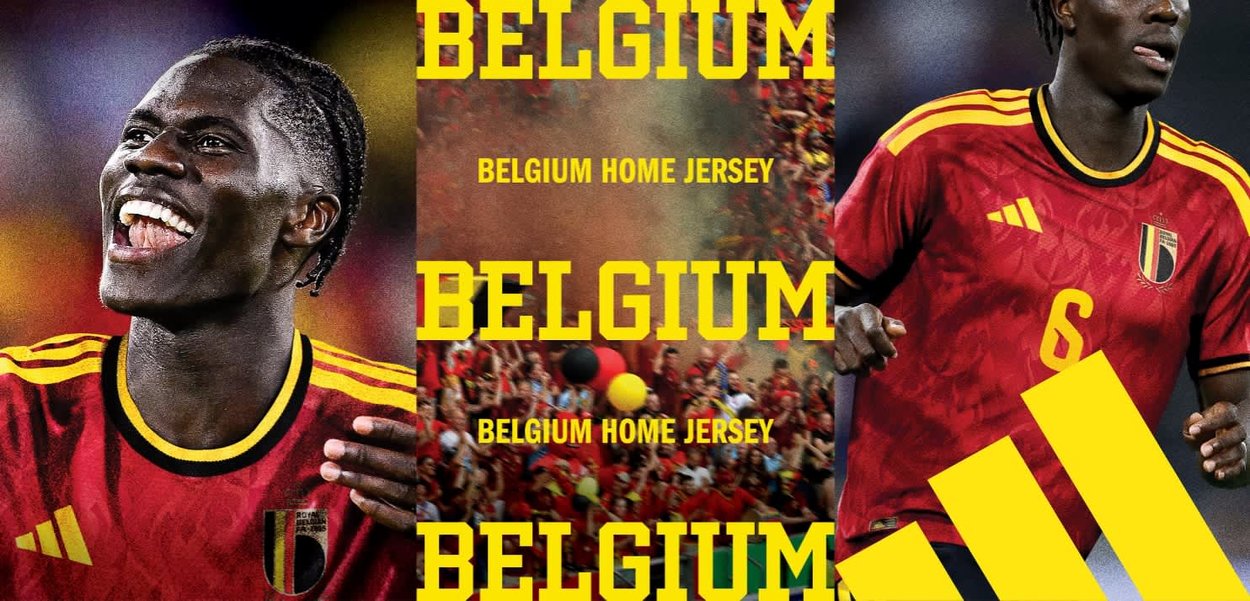 Deux footballeurs en maillots rouges de l'équipe nationale de Belgique, avec des accents jaunes, célébrant et courant, avec une foule et du texte en arrière-plan.