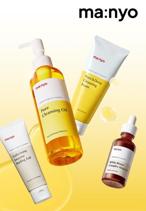 Cztery produkty do pielęgnacji skóry w różnych opakowaniach: żółty olejek do oczyszczania, biały żel peelingujący, żółta pianka do mycia oraz brązowa ampułka, na gradientowym tle.