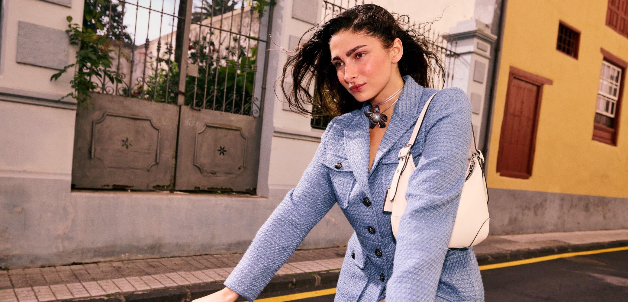 Svijetloplavi teksturirani sako s pet dugmadi, dva džepa na prsima, nosi se uz ogrlicu s leptirima. Bijela torba s srebrnim hardverom.