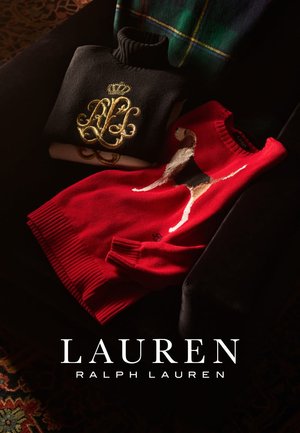 To gensere utstilt: en svart høyhalset genser med gullbroderte initialer og en rød genser med hundedesign og ribbede mansjetter.