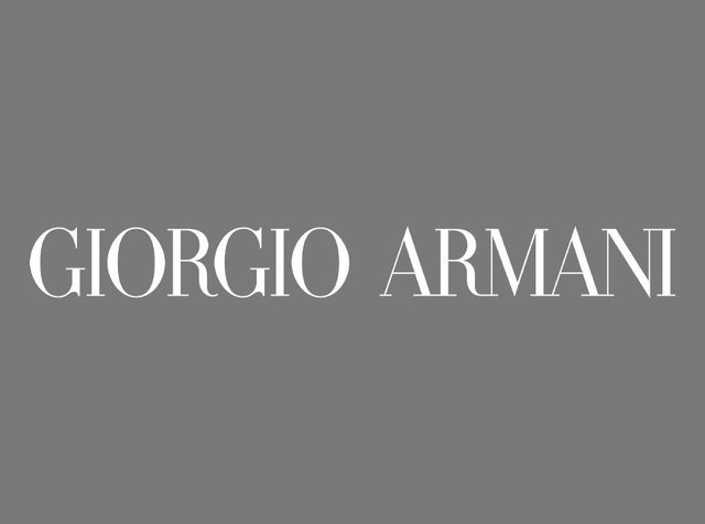 Logo mit "GIORGIO ARMANI" in fetter, eleganter Schriftart, weiße Schrift auf grauem Hintergrund, mit klaren Linien und ausgewogenem Abstand.