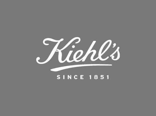 Kiehl's Logo in weißer Schrift auf grauem Hintergrund, mit dem Markennamen und "Seit 1851" in fetter, moderner Schrift.