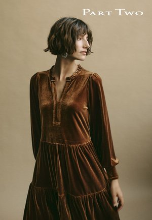 Braunes Samtkleid mit gerafftem Kragen und langen Ärmeln. Verfügt über eine geknöpfte Blende und einen gestuften Rock. Weiche Textur und reichhaltige Farbe.