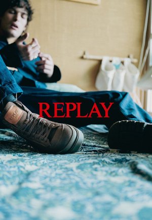 Bruine hoge sneakers met een gestructureerde afwerking, voorzien van een leren label met merk, ronde neus en dikke rubberen zool, gecombineerd met donkere jeans.