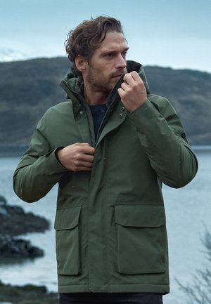 Grüne wasserdichte Jacke mit hohem Kragen, Frontreißverschluss und zwei großen Taschen. Glattes Material, das ein robustes, funktionales Design aufweist.