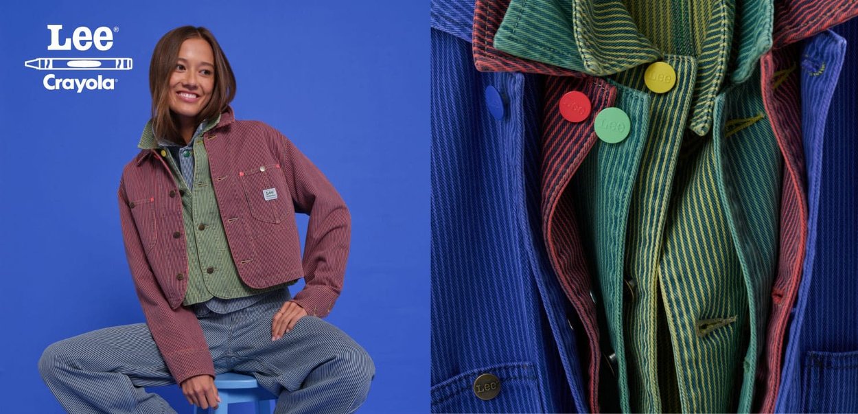 Femme portant des vestes et un pantalon colorés rayés de Lee et Crayola, assise sur un tabouret bleu, avec un gros plan de vestes ornées de boutons multicolores.