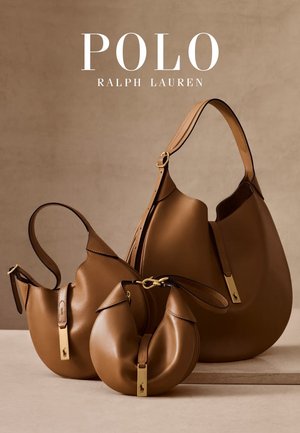 Tre borse in pelle marrone di diverse dimensioni: una grande borsa hobo con forma curva e lunga maniglia, una borsa di medie dimensioni con tracolla e un portamonete rotondo.