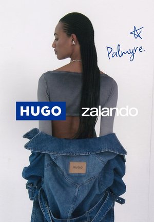 Graues Langarmoberteil mit offener Rückseite; blaue Jeansjacke über die Schultern gelegt. Enthält Markenlogos von HUGO und Zalando.