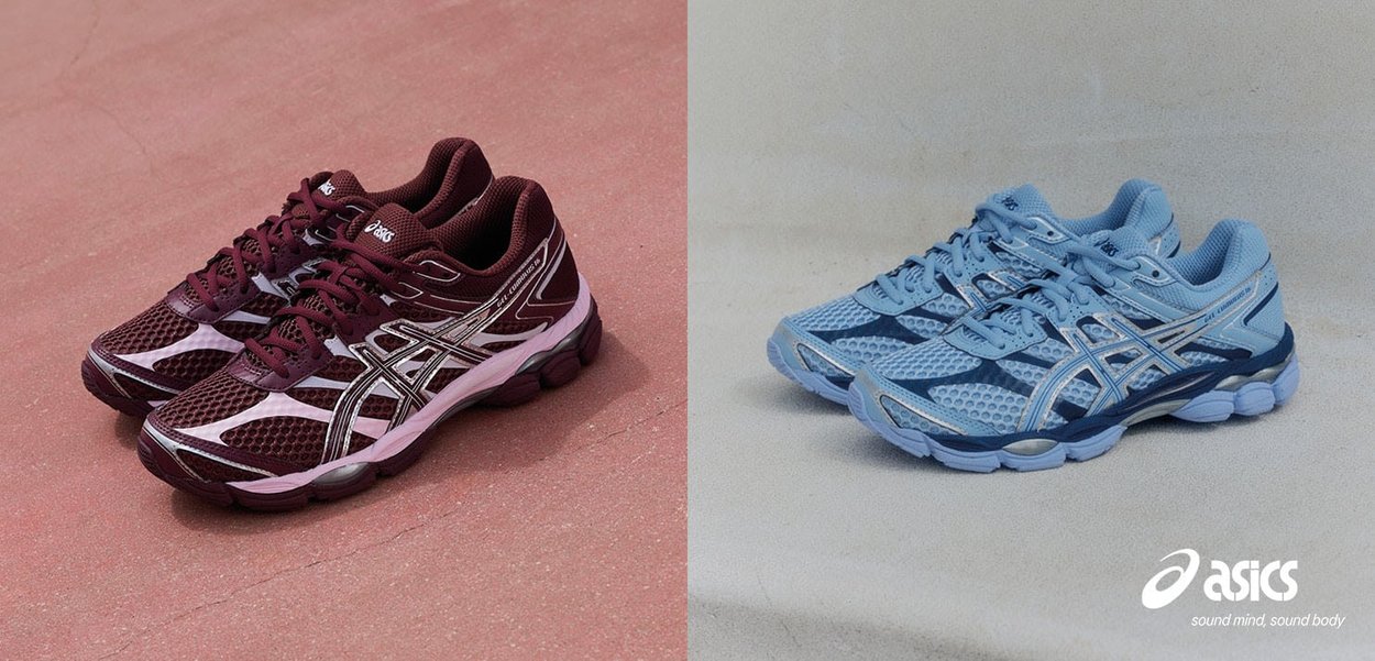 Een paar kastanjebruine en een paar lichtblauwe Asics hardloopschoenen naast elkaar op verschillende texturen, met het Asics-logo en de slogan zichtbaar.