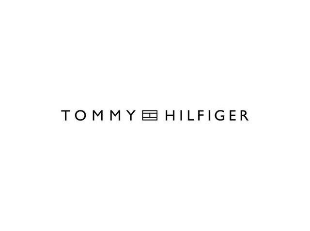 Nom de la marque Tommy Hilfiger avec un logo de drapeau rectangulaire présentant des blocs de couleur horizontaux entre les mots.