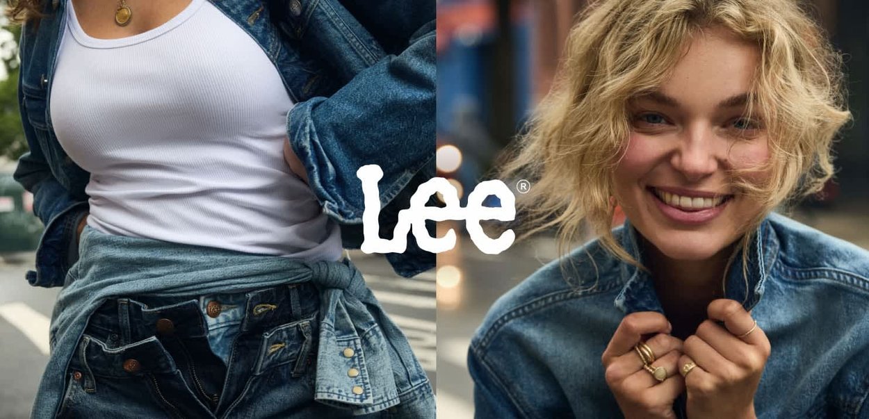 Jeansjacka i ljusblå nyans bärs över en vit tanktop, accentuerad med guldringar. Har en klassisk design och texturerat material.