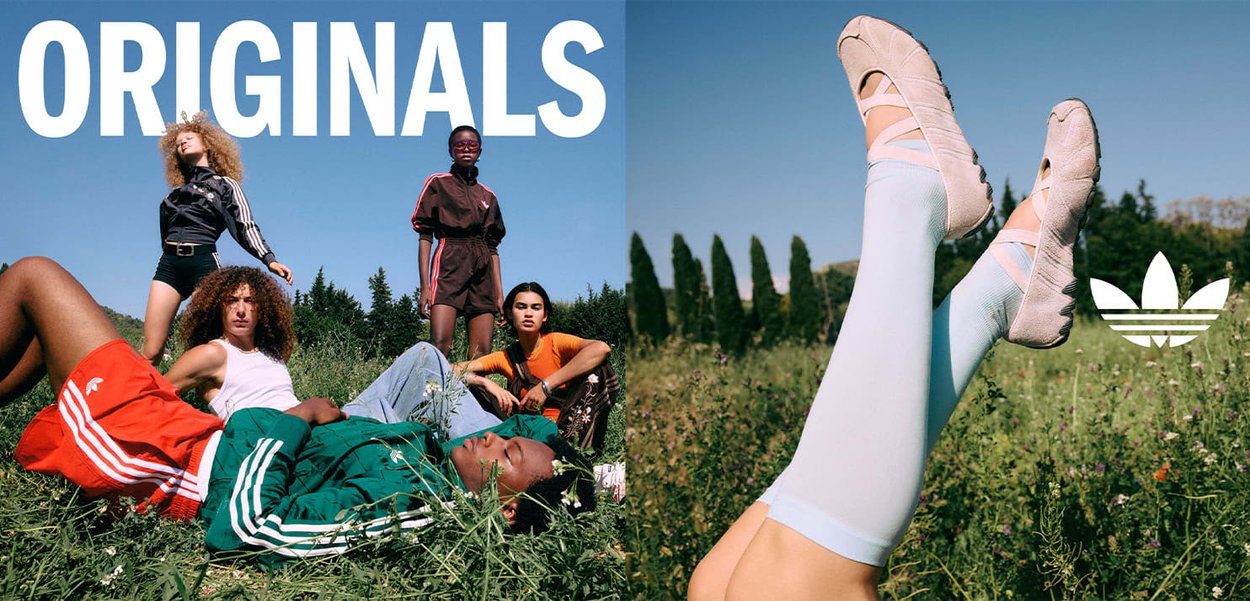 Vijf diverse jonge volwassenen poseren buiten op het gras, gekleed in casual Adidas sportkleding, met hun benen omhoog in balletschoenen tegen een heldere hemel als achtergrond.