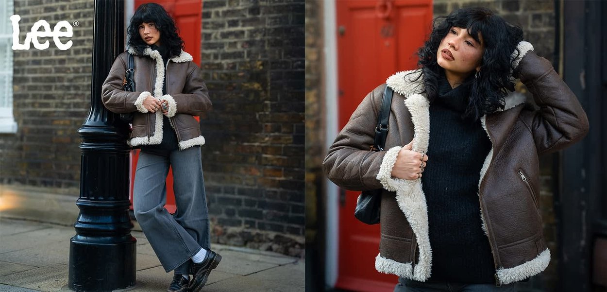 Brun jacka med fårskinnsfoder, dragkedja, stor krage och mjuk textur. Kombinerad med ljusgrå utsvängda byxor och mörk tröja.