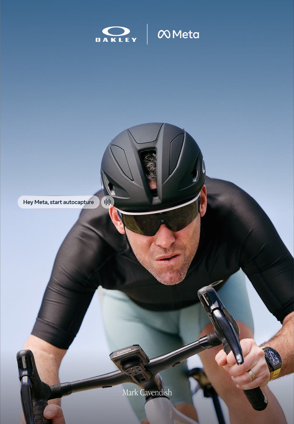 Casco da ciclismo nero con prese d'aria, occhiali da sole specchiati, maglia nera aderente e pantaloncini azzurri chiaro. Il ciclista tiene le manopole di una bicicletta.