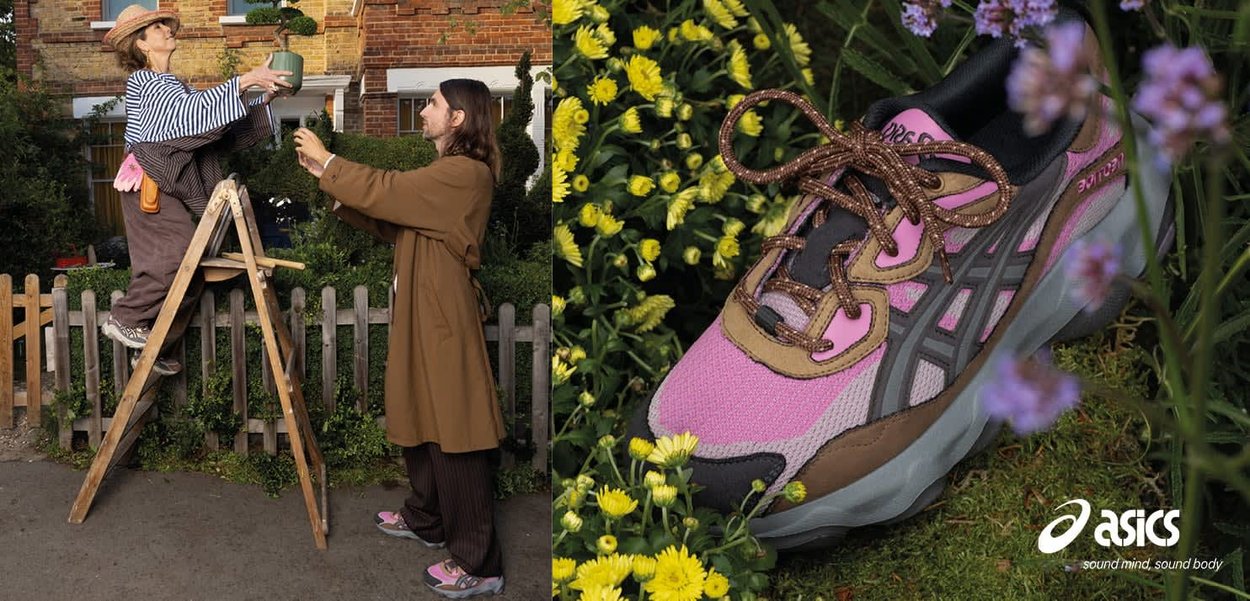 Niño en una escalera entregando una planta en maceta a una mujer adulta fuera de una casa; zapatilla ASICS rosa y marrón entre flores amarillas.