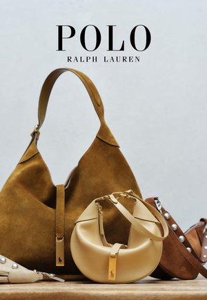 To brune lærhåndvesker og en beige lærpung med Polo Ralph Lauren-logo på en treflate.