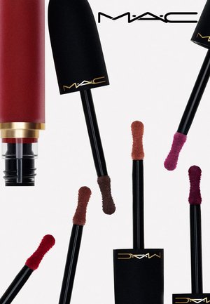 Diverse MAC vloeibare lipsticks met applicators die tinten rood, bruin, roze en bordeaux tonen op een witte achtergrond.