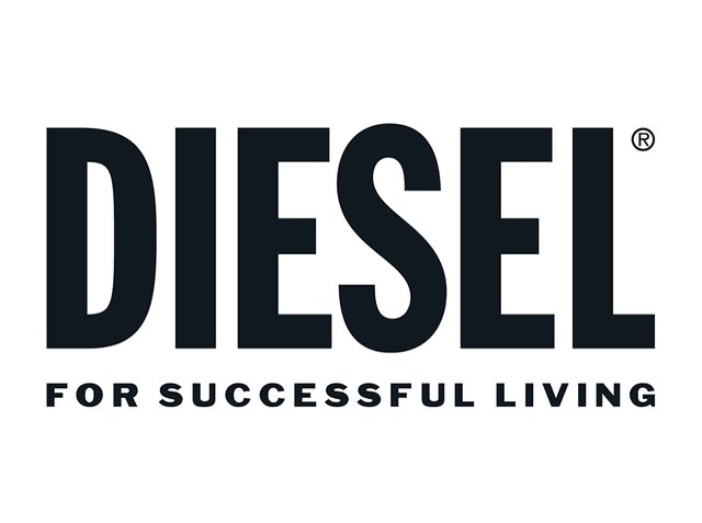 Il logo nero con il testo "DIESEL" sopra "PER UNA VITA DI SUCCESSO" in un carattere sans-serif bold. Design pulito su uno sfondo bianco.