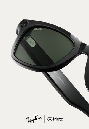 Lunettes de soleil noires avec lentilles vertes et caméra intégrée, arborant un design élégant et une texture lisse. Logos visibles de Ray-Ban et Meta.