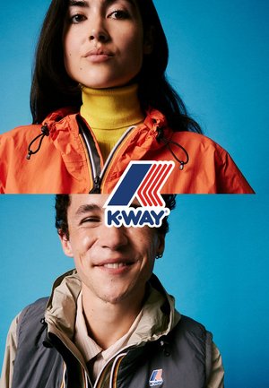Orangen Jacke mit Kordelzügen über einem gelben Rollkragenpullover getragen; graue Weste über einem hellen Hemd. Blauer Hintergrund. K-Way-Logo in der Mitte.