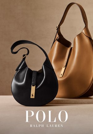 Sacs à main en cuir noir et fauve avec des formes courbées, accents en matériel doré, et une plaque avec logo. texture lisse, design simple.