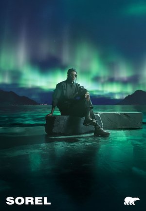 Schwarze Stiefel mit robusten Sohlen, getragen von einer sitzenden Figur vor einem Hintergrund aus grünen und lila Nordlichtern, die sich auf einer dunklen Oberfläche spiegeln.