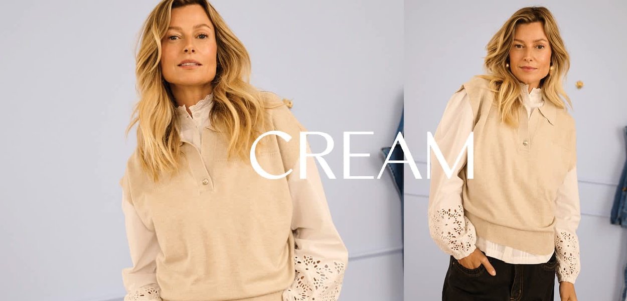 Beige gestrickte Weste mit Kragen, ausgestattet mit einem Knopfverschluss, über einer weißen Bluse mit Ärmeln aus Lochspitze getragen.