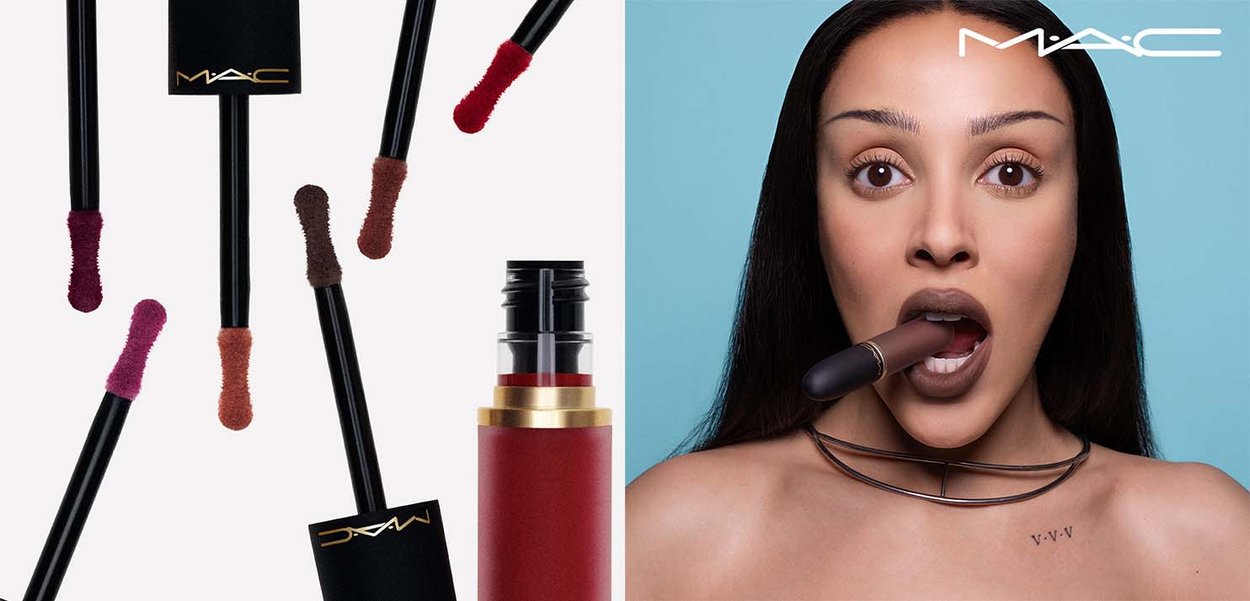 Applicateurs de gloss à lèvres avec des teintes de rouge et de marron ; une femme aux cheveux foncés tient un rouge à lèvres marron près de sa bouche ouverte sur un fond bleu.