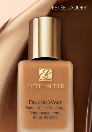 Podkład Estée Lauder Double Wear Stay-in-Place w brązowej butelce z złotą zakrętką, z logo marki oraz szczegółami produktu w niebieskim tekście.