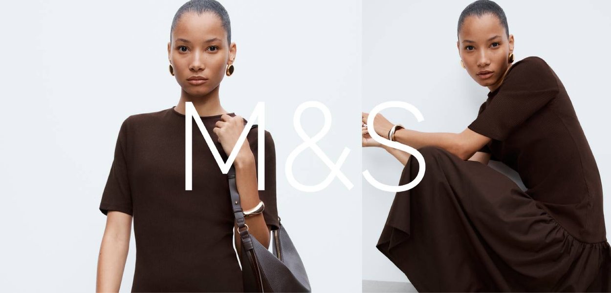 Robe en tricot côtelé marron à manches courtes, assortie à un sac à main marron. Le mannequin pose avec des boucles d'oreilles et un bracelet, sur un fond uni.