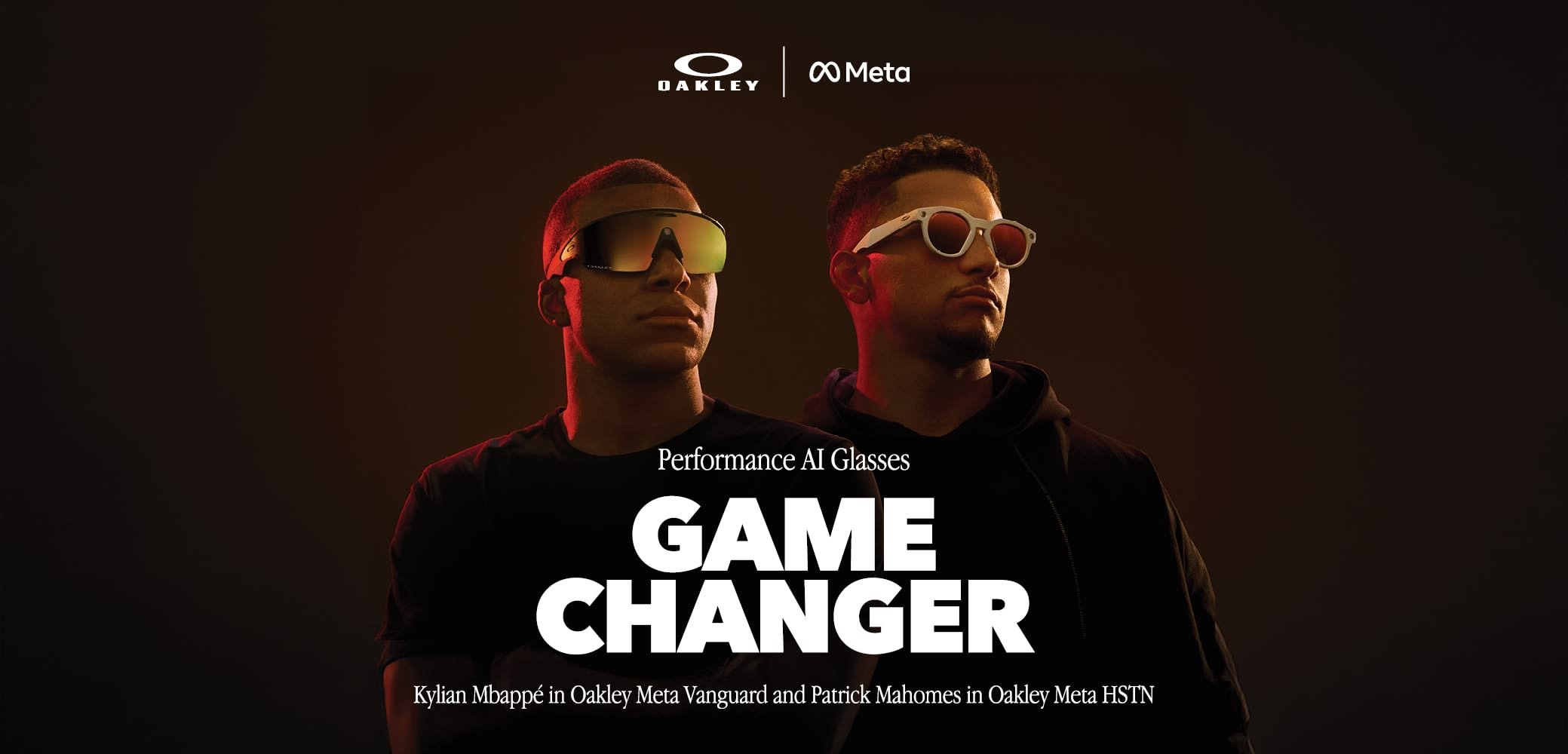 Occhiali da prestazione AI Oakley indossati da due persone. Un paio è scuro con grandi lenti; l'altro è bianco con lenti più piccole.