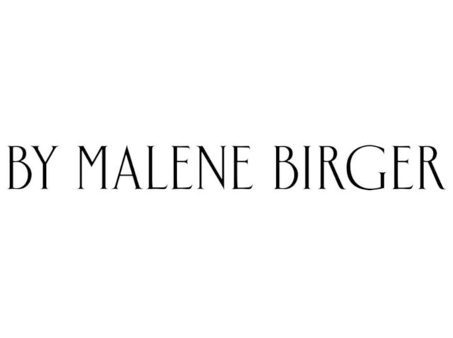 Le texte noir « BY MALENE BIRGER » est en police serif élégante. Les lettres sont espacées de manière uniforme et ont un design moderne. L'arrière-plan est blanc.