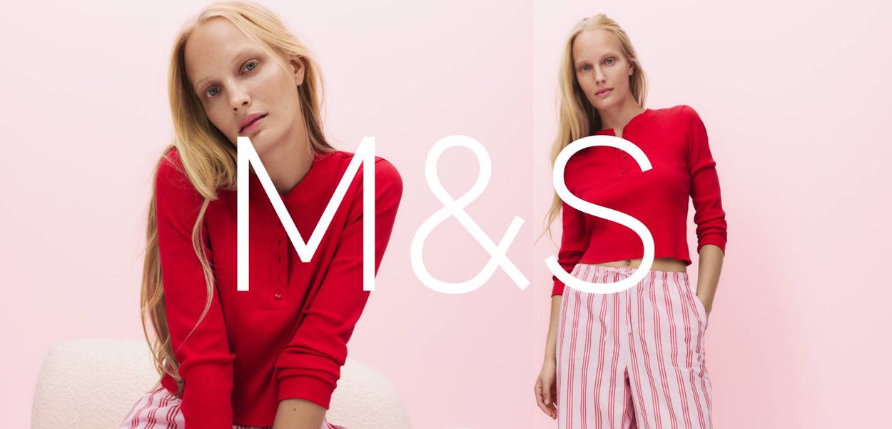 Femme blonde portant un haut rouge à manches longues et un pantalon à rayures roses posant devant un fond rose pâle, avec des vues assises et debout.