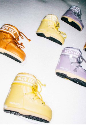 Bottes de neige Moon Boot en orange, jaune et violet. Fabriquées en matériau brillant avec un haut rembourré et des semelles noires texturées, comportant des accents de logo.