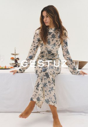 Robe à motif floral en tissu transparent, beige avec des accents bleus. Design ajusté avec des manches longues, un col haut et un ourlet évasé.
