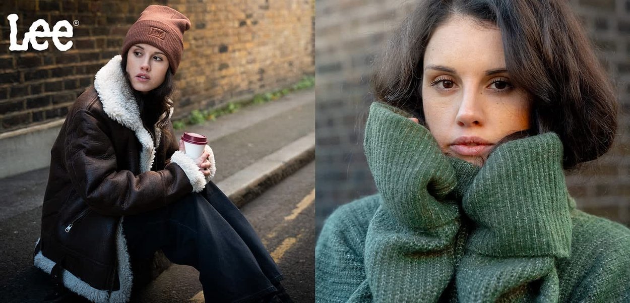 Veste marron doublée en peau retournée, pantalon foncé et bonnet marron avec logo. Pull à col roulé vert texturé avec poignets retroussés.