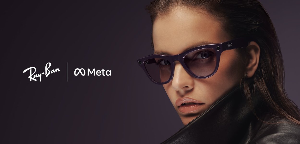 Lunettes de soleil Ray-Ban violettes avec des verres rectangulaires et des accents noirs, sur fond sombre, accompagnées des logos Ray-Ban et Meta.