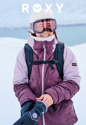 Bordeauxrote und lavendelfarbene isolierte Jacke mit hohem Kragen, schwarze Handschuhe und weiße Mütze. Mit einem schwarzen Rucksack und Skibrille.