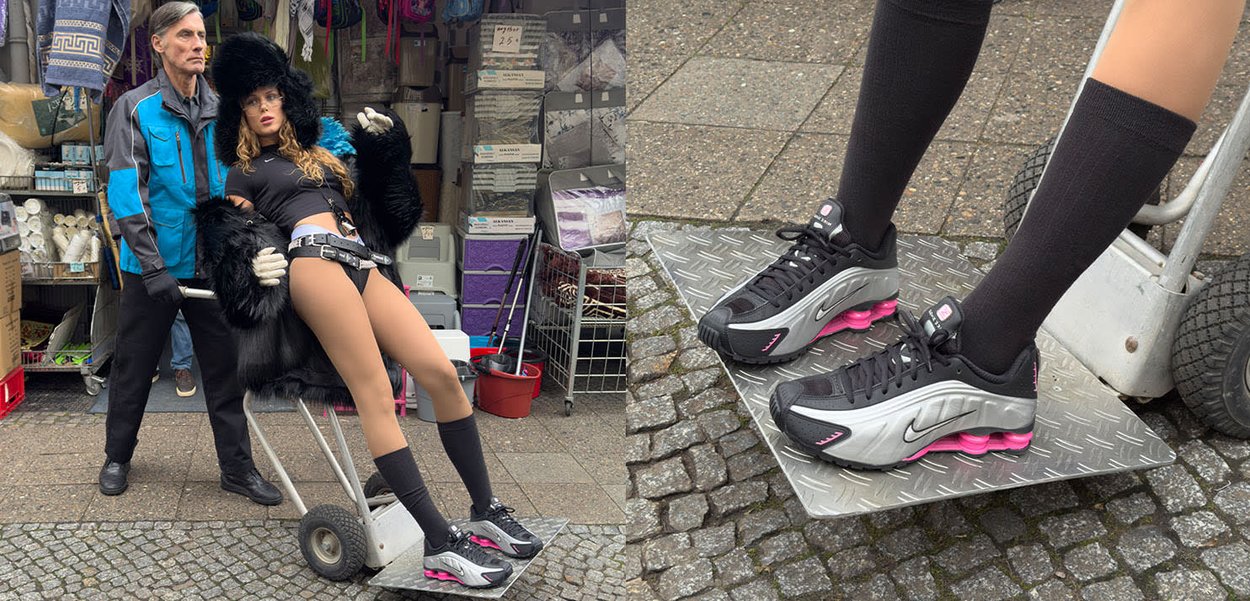 Sorte og grå Nike-sneakers med pink accenter, der har et slankt design og luftdæmpning, vist på en mønstret metaloverflade.