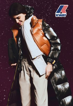 Steppjacke mit orange-schwarzem Farbschema, ausgestattet mit hohem Kragen, Reißverschlüssen und mehrfarbigen Streifen an den Bündchen.